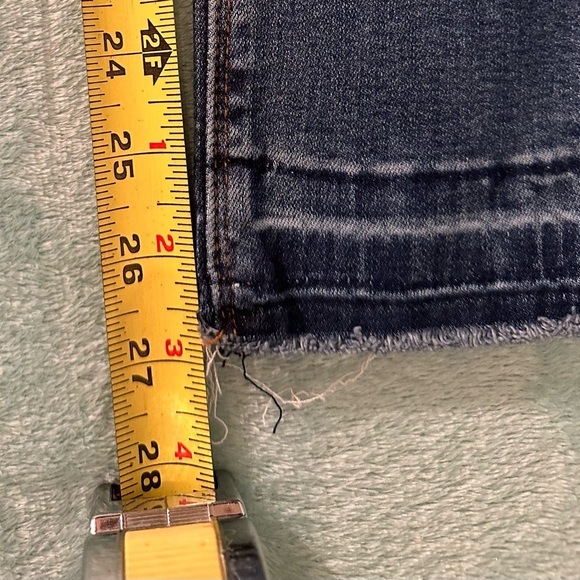 L & B Jeans. Super cute knee detail
T1 - Picture 8 of 11